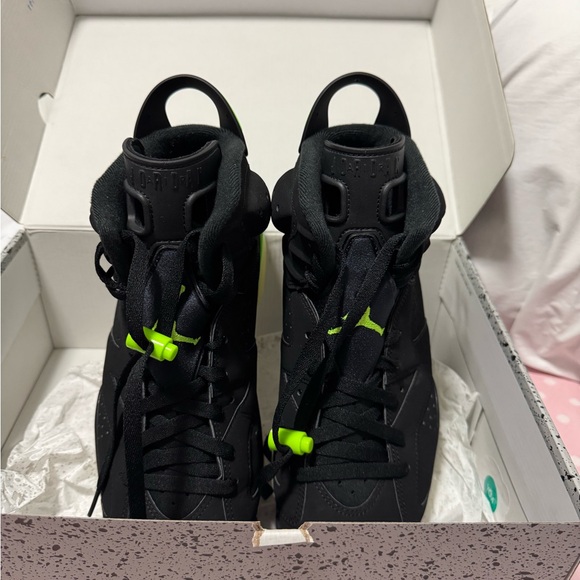 Air Jordan Retro 6 - Picture 2 of 5